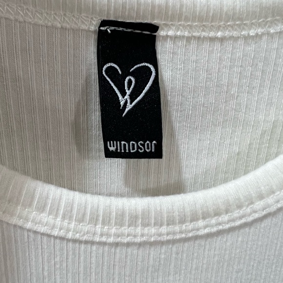 Windsor White Formfitting Top With Bow In The Back - Picture 3 of 3